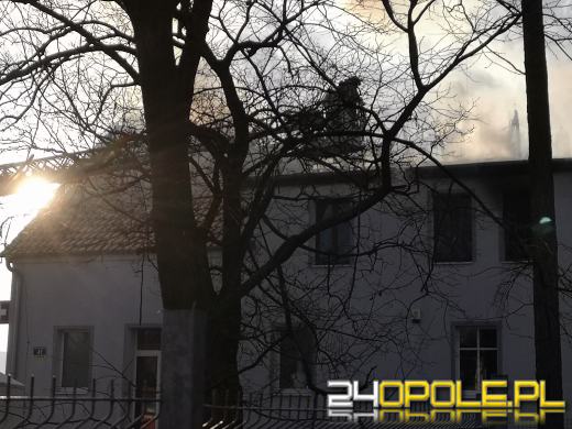 Spłonęły trzy mieszkania. Strażacy dogaszają ogień przy ulicy Jagiellonów