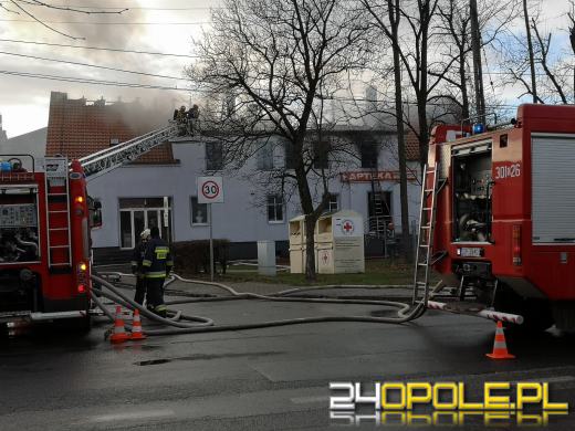 Spłonęły trzy mieszkania. Strażacy dogaszają ogień przy ulicy Jagiellonów