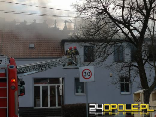 Spłonęły trzy mieszkania. Strażacy dogaszają ogień przy ulicy Jagiellonów