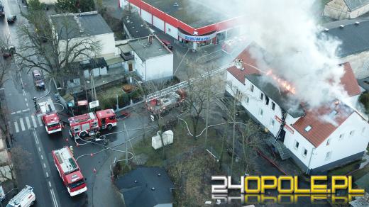 Spłonęły trzy mieszkania. Strażacy dogaszają ogień przy ulicy Jagiellonów