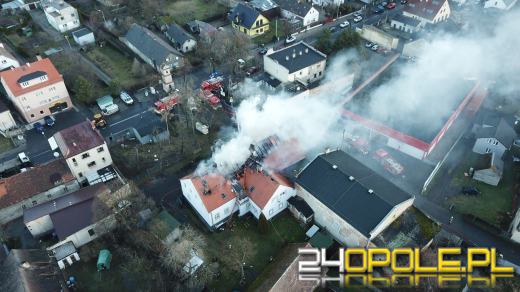 Spłonęły trzy mieszkania. Strażacy dogaszają ogień przy ulicy Jagiellonów