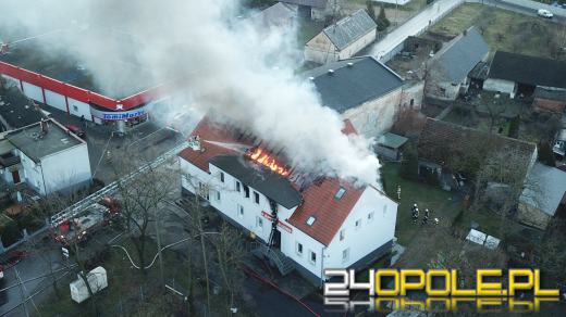 Spłonęły trzy mieszkania. Strażacy dogaszają ogień przy ulicy Jagiellonów