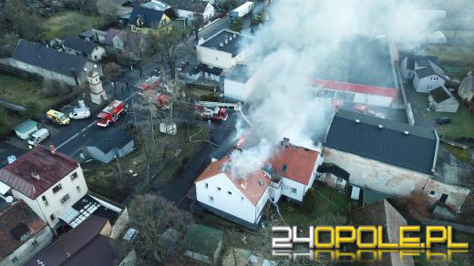 Spłonęły trzy mieszkania. Strażacy dogaszają ogień przy ulicy Jagiellonów