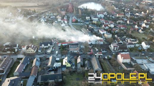 Spłonęły trzy mieszkania. Strażacy dogaszają ogień przy ulicy Jagiellonów
