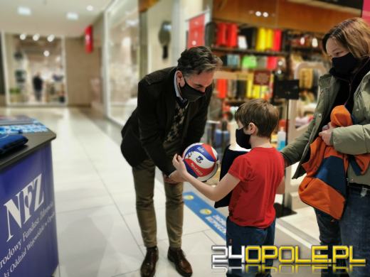 Trwa akcja szczepień w galeriach handlowych. Gadżety od ZAKSY dla dzieciaków