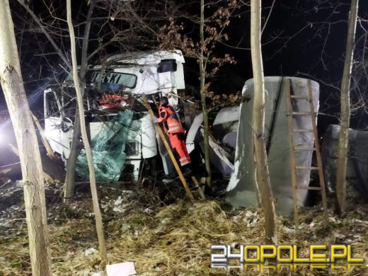 Zderzenie dwóch ciężarówek w powiecie namysłowskim. Jedna osoba trafiła do szpitala 