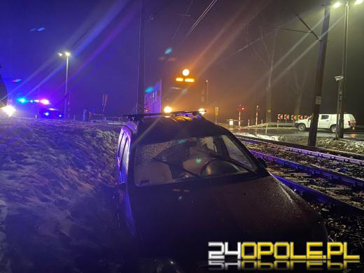 Samochód osobowy wypadł z drogi w pobliżu przejazdu kolejowego