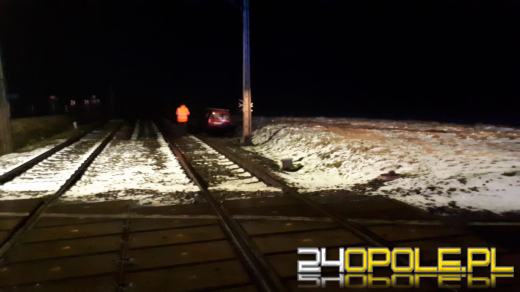 Samochód osobowy wypadł z drogi w pobliżu przejazdu kolejowego