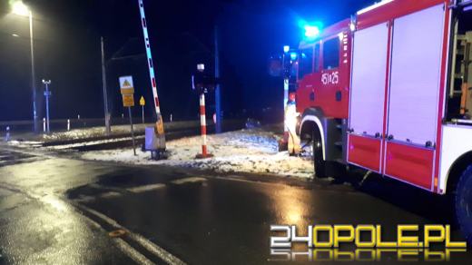 Samochód osobowy wypadł z drogi w pobliżu przejazdu kolejowego