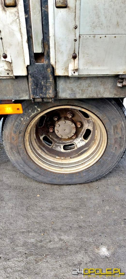 Z auta dostawczego odpadło koło. Najechał na nie samochód ciężarowy