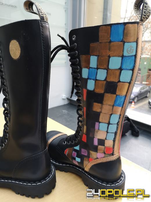 Ręcznie malowane glany trafiły pod młotek WOŚP. Unikat trafi na Allegro