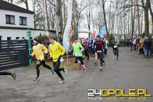 Zimowy półmaraton w Turawie. Biegacze obiegli duże jezioro