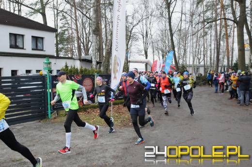 Zimowy półmaraton w Turawie. Biegacze obiegli duże jezioro