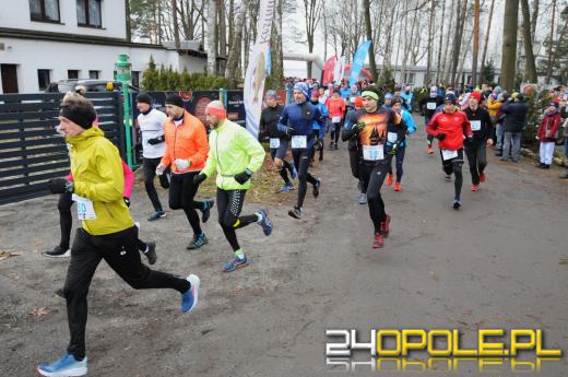 Zimowy półmaraton w Turawie. Biegacze obiegli duże jezioro