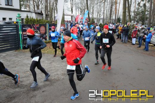 Zimowy półmaraton w Turawie. Biegacze obiegli duże jezioro