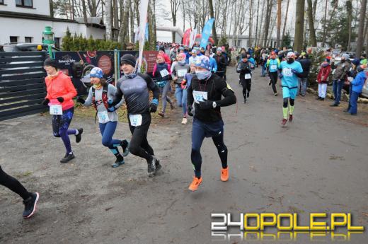 Zimowy półmaraton w Turawie. Biegacze obiegli duże jezioro