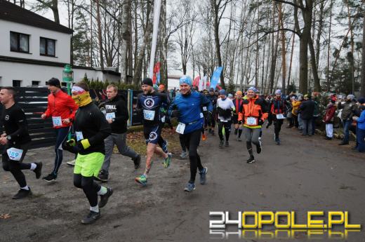 Zimowy półmaraton w Turawie. Biegacze obiegli duże jezioro