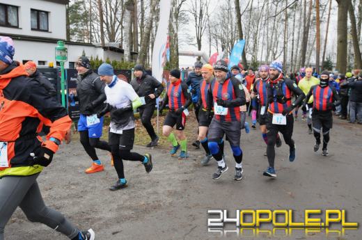Zimowy półmaraton w Turawie. Biegacze obiegli duże jezioro