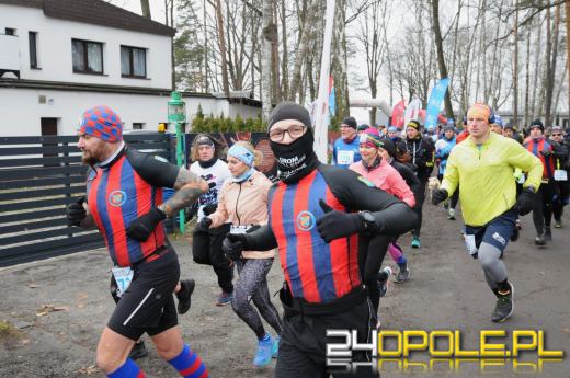 Zimowy półmaraton w Turawie. Biegacze obiegli duże jezioro