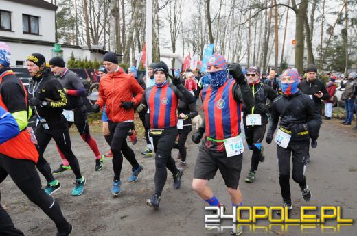 Zimowy półmaraton w Turawie. Biegacze obiegli duże jezioro