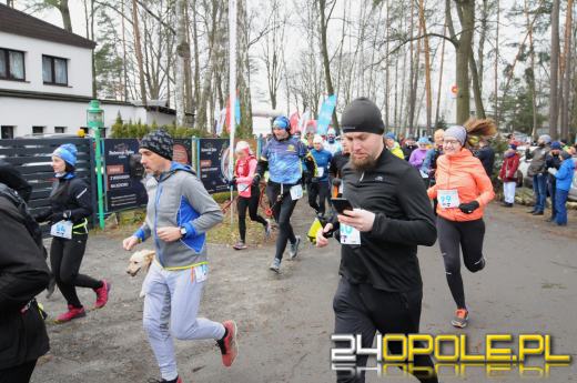 Zimowy półmaraton w Turawie. Biegacze obiegli duże jezioro