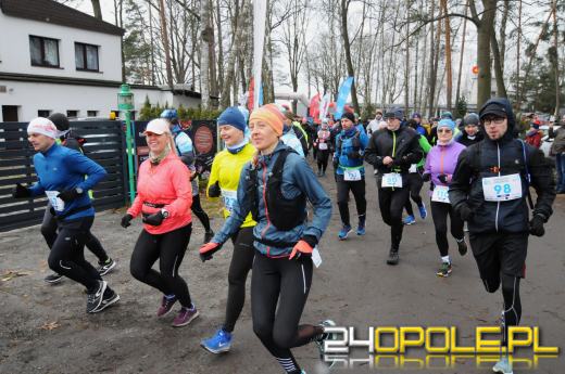 Zimowy półmaraton w Turawie. Biegacze obiegli duże jezioro
