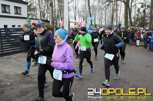 Zimowy półmaraton w Turawie. Biegacze obiegli duże jezioro