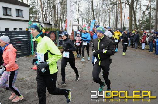 Zimowy półmaraton w Turawie. Biegacze obiegli duże jezioro