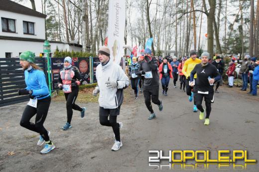 Zimowy półmaraton w Turawie. Biegacze obiegli duże jezioro