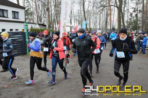 Zimowy półmaraton w Turawie. Biegacze obiegli duże jezioro