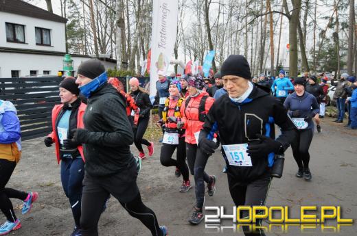 Zimowy półmaraton w Turawie. Biegacze obiegli duże jezioro