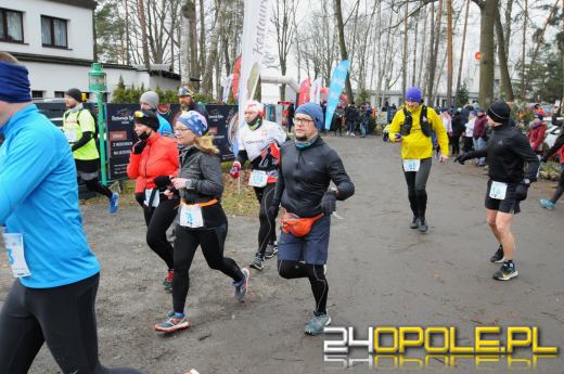 Zimowy półmaraton w Turawie. Biegacze obiegli duże jezioro