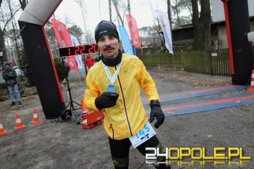 Zimowy półmaraton w Turawie. Biegacze obiegli duże jezioro
