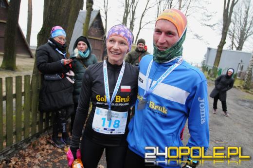 Zimowy półmaraton w Turawie. Biegacze obiegli duże jezioro