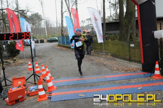 Zimowy półmaraton w Turawie. Biegacze obiegli duże jezioro