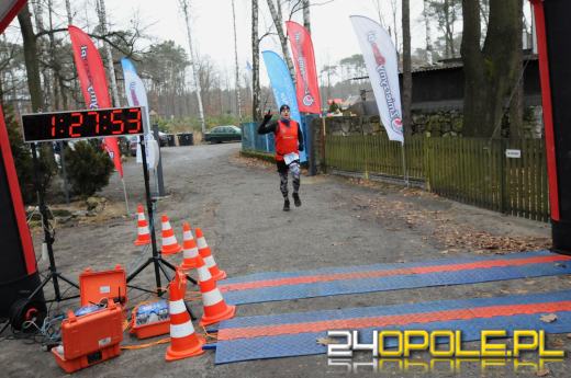 Zimowy półmaraton w Turawie. Biegacze obiegli duże jezioro