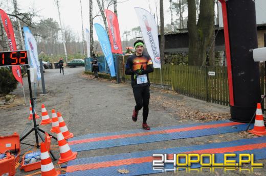 Zimowy półmaraton w Turawie. Biegacze obiegli duże jezioro