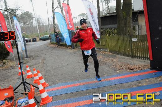 Zimowy półmaraton w Turawie. Biegacze obiegli duże jezioro