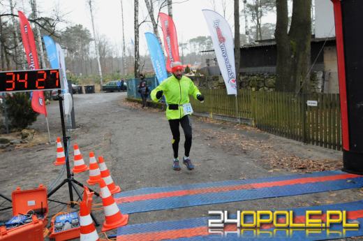 Zimowy półmaraton w Turawie. Biegacze obiegli duże jezioro