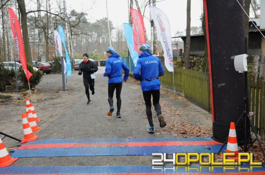 Zimowy półmaraton w Turawie. Biegacze obiegli duże jezioro
