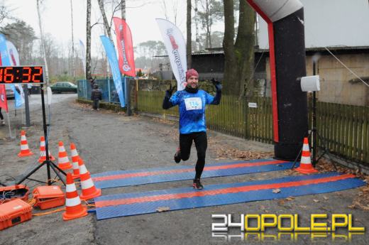 Zimowy półmaraton w Turawie. Biegacze obiegli duże jezioro