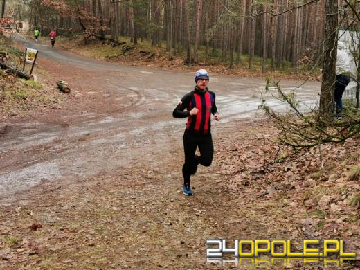 Zimowy półmaraton w Turawie. Biegacze obiegli duże jezioro