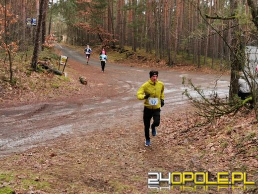 Zimowy półmaraton w Turawie. Biegacze obiegli duże jezioro