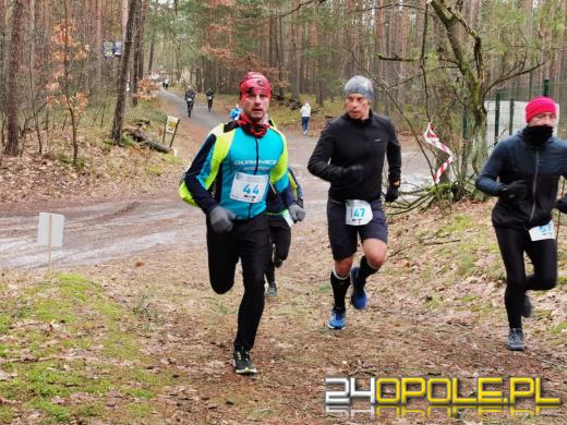 Zimowy półmaraton w Turawie. Biegacze obiegli duże jezioro