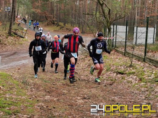 Zimowy półmaraton w Turawie. Biegacze obiegli duże jezioro
