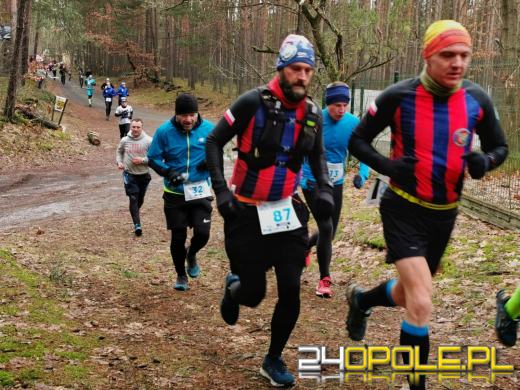 Zimowy półmaraton w Turawie. Biegacze obiegli duże jezioro