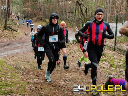 Zimowy półmaraton w Turawie. Biegacze obiegli duże jezioro
