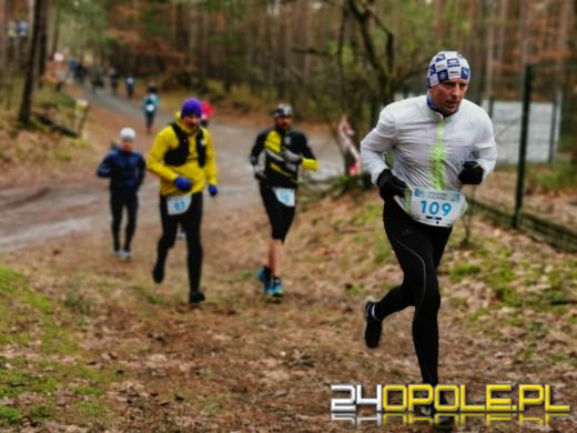 Zimowy półmaraton w Turawie. Biegacze obiegli duże jezioro