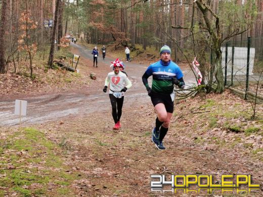 Zimowy półmaraton w Turawie. Biegacze obiegli duże jezioro