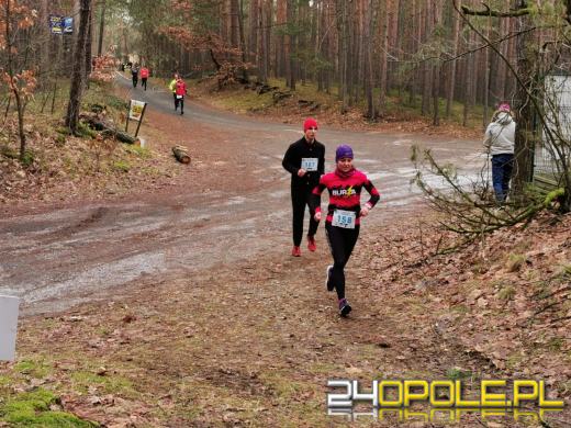 Zimowy półmaraton w Turawie. Biegacze obiegli duże jezioro